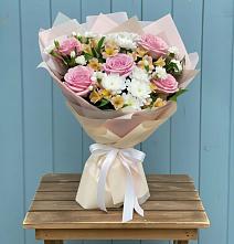 Букет цветов из:  Гвоздики, Орхидеи и Розы в Кунашак