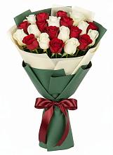 Букет Микс из красных и белых роз в Кунашак