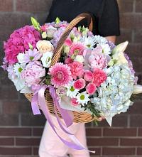 Композиция солнечный день в Кунашак Цветочная композиция из Розы, Хризантемы, Пионы и Лизиантусы в корзине в Кунашак