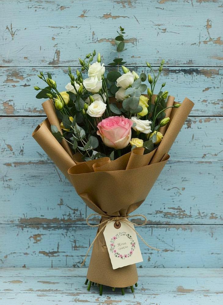 Букет цветов из: Розы и Лизиантусы в Кунашак