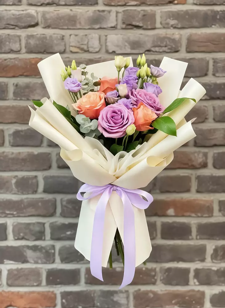 Букет цветов из: Лизиантусы и Розы в Кунашак