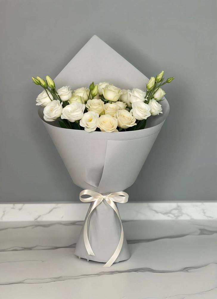 Букет цветов из: Розы и Лизиантусы в Кунашак