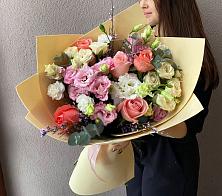 Букет цветов из:  Розы, Лизиантусы и Гвоздики в Кунашак