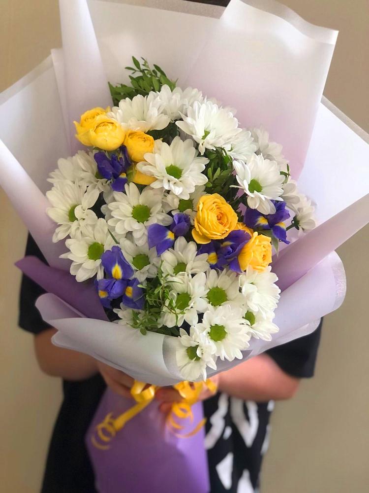 Букет цветов из: Ирисы, Хризантемы и Розы в Кунашак