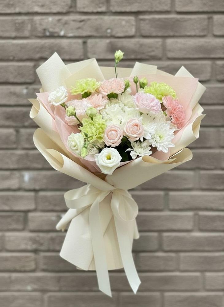 Букет цветов из: Гвоздики, Розы, Лизиантусы и Хризантемы в Кунашак