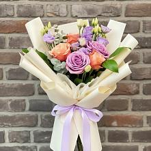 Букет цветов из:  Лизиантусы и Розы в Кунашак