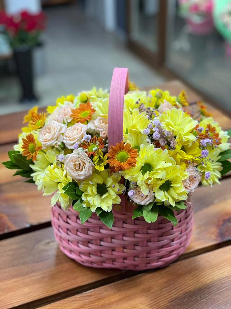 Цветочная композиция из Хризантемы и Розы в корзине в Кунашак