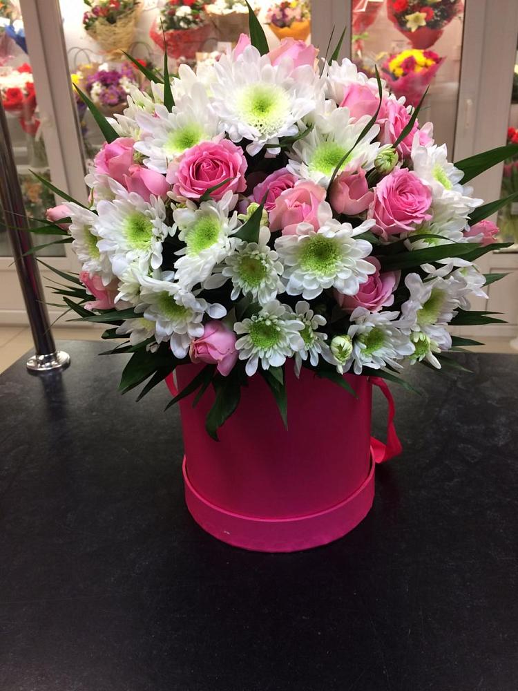 Цветочная композиция из Розы и Хризантемы в шляпной коробке в Кунашак