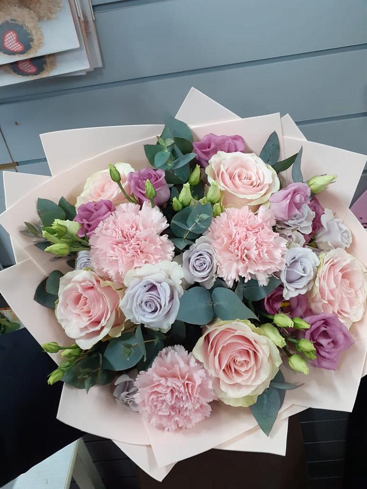 Букет цветов из: Розы, Гвоздики и Лизиантусы в Кунашак