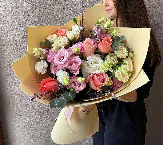 Букет цветов из: Розы, Лизиантусы и Гвоздики в Кунашак