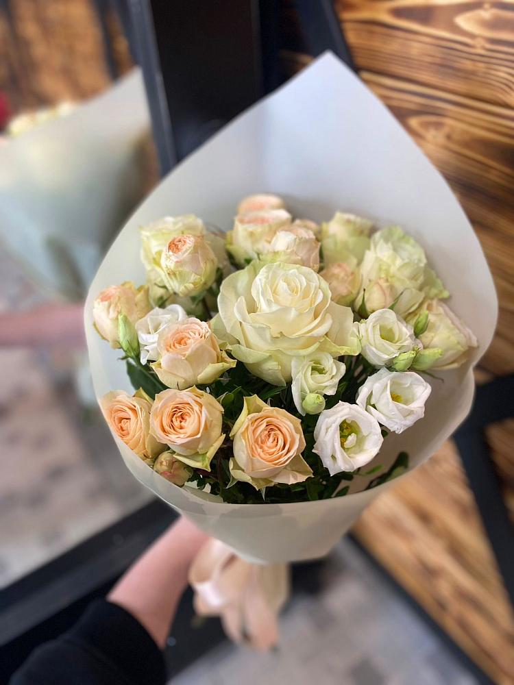 Букет цветов из: Розы и Лизиантусы в Кунашак